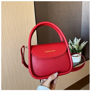 Détail du petit sac carré rouge avec inscription dorée Fashion & Bag et poignée rigide