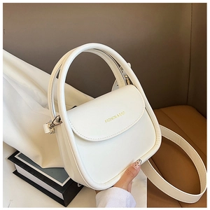 Détail du sac bandoulière en cuir blanc avec lettrage doré Fashion & Bag devant