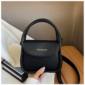 Sac à main trapèze noir minimaliste avec logo jaune et bandoulière large élégante