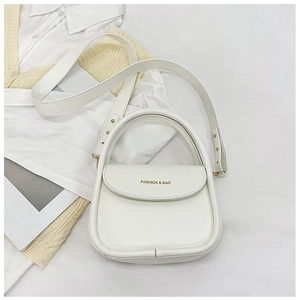 Détail du sac à main blanc en cuir avec poignée ronde et lettrage doré Fashion & Bag