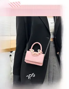 Mini sac à bandoulière rose avec poignée épaisse et chaîne argentée sur mannequin