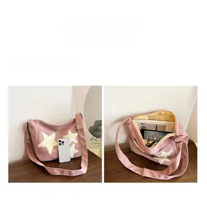 Détails du sac hobo rose avec étoiles en peluche blanche et grand rangement