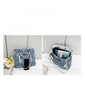 Sac cabas en jean bleu montrant sa grande capacité avec motifs étoiles et papillons