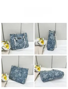 Vues détaillées sous plusieurs angles d'un sac cabas bleu à motifs avec chaîne de perles