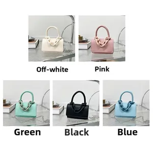 Détail de cinq couleurs pour mini sacs carrés en similicuir avec chaîne épaisse