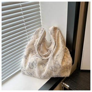 Gros plan sur le cabas en toile style décontracté avec imprimés papillons et franges