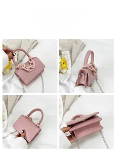 Mini sac à bandoulière rose avec poignée en chaîne plastique et bandoulière en métal