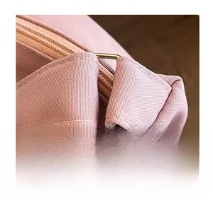 Détail du connecteur métallique en D sur la sangle du sac cabas en toile rose avec couture