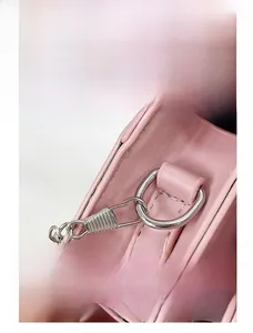 Détail du crochet en métal argenté et de l'anneau en D sur le sac à main en cuir rose