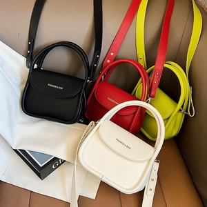 Mini sacs bandoulière chics en cuir mat noir, rouge, jaune et blanc pour femmes