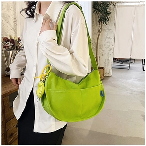 Détail du sac hobo vert avec pendentif nuage jaune et poches avant pratiques