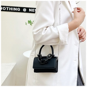 Détails du sac bandoulière noir en cuir PU avec grosse chaîne et bandoulière argentée