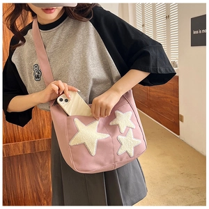 Sac fourre-tout en toile rose avec broderie étoilée montrant la capacité interne