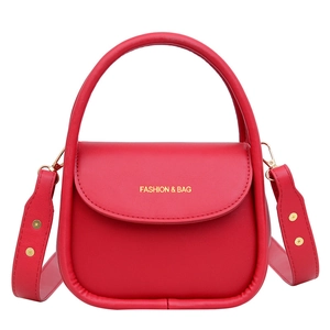 Sac à main minimaliste en cuir rouge avec poignée ronde et lettrage doré