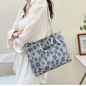 Sac fourre-tout en toile florale avec bandoulières décoratives en perles et chaînes en détail