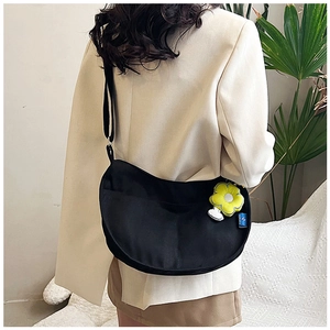 Sac bandoulière demi-lune en toile noire minimaliste avec joli pendentif fleur jaune
