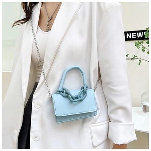 Mini sac bandoulière bleu clair avec chaîne épaisse et bandoulière en métal argenté