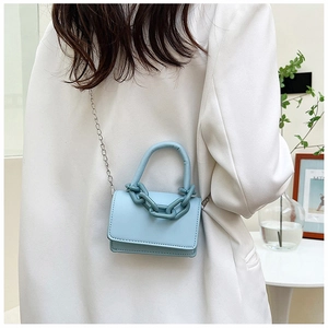 Détail du mini sac à bandoulière bleu clair avec chaîne décorative épaisse en plastique