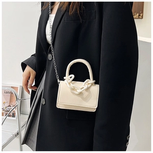 Mini sac beige porté en bandoulière avec chaîne en acrylique et bandoulière en métal argenté