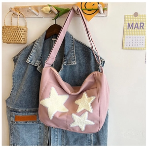 Sac fourre-tout en toile rose avec des étoiles en peluche sur un gilet en jean