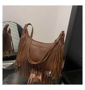 Detail der braunen Hobo-Tasche aus Leder mit Litschi-Muster, Boho-Fransen und Gold-Schnalle