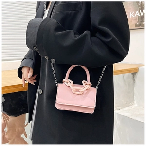 Mini sac bandoulière rose fini brillant avec détail de poignée chaîne élégante