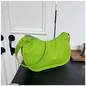 Détail du sac hobo en toile vert vif avec fermeture éclair en métal et bandoulière large