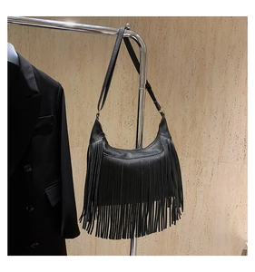 Detailansicht der schwarzen Hobo-Tasche mit Litschitextur-Leder und langen Fransen