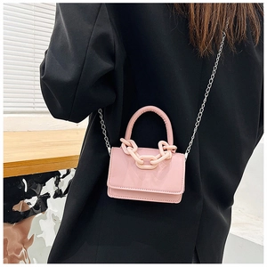 Mini sac bandoulière en cuir verni rose avec poignée en plastique et chaîne argent