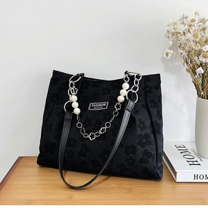 Détail du sac cabas floral avec bandoulière chaîne argentée et perles blanches