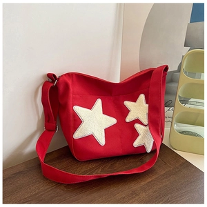 Détail du sac cabas en toile rouge avec étoiles scintillantes et bandoulière réglable