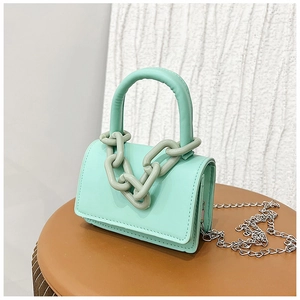 Détail du mini sac bandoulière vert menthe avec une chaîne décorative épaisse en plastique