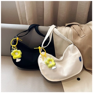 Détails de sacs bandoulière demi-lune en toile noir et blanc avec breloques fleurs