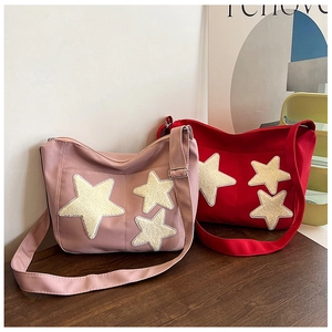 Sacs cabas en toile rose et rouge avec patchs étoiles en peluche et bandoulières