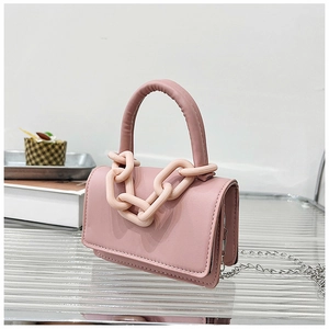 Détail du mini sac à main rose avec grosse chaîne en plastique et bandoulière en métal argent