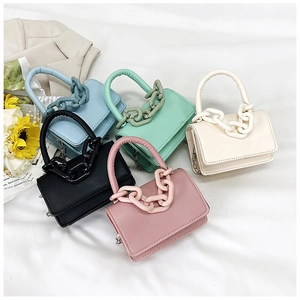 Collection de mini sacs bandoulière colorés avec chaînes décoratives et bandoulières métal