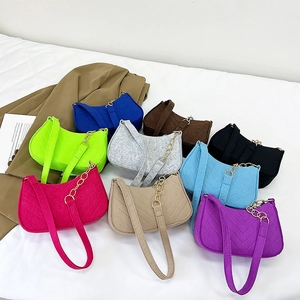 Minimalist quilted felt shoulder bags in nine vibrant colors with golden metal chain straps