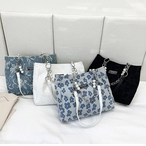 Vue détaillée de quatre sacs cabas imprimés colorés avec perles et bandoulières