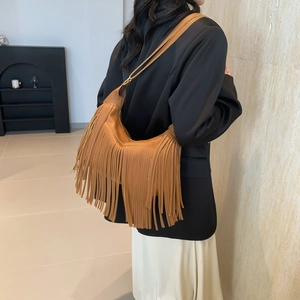 Braune Boho-Hobo-Tasche aus Leder mit langen Fransen und minimalistischem Schultergurt