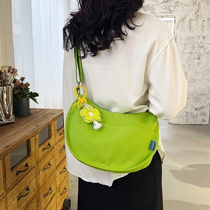 Sac bandoulière croissant en toile verte avec pendentif fleur et étiquette Soraka