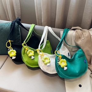 Sacs demi-lune en toile minimalistes en quatre couleurs avec breloques fleurs jaunes