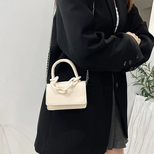 Petit sac carré minimaliste crème avec poignée chaîne pour femme tendance 2024