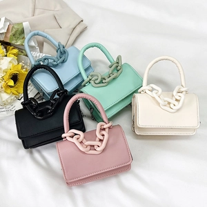 Mini sacs bandoulière en similicuir avec chaîne en plastique en cinq tons pastel d'été