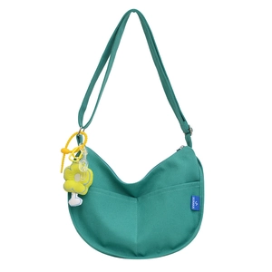 Sac bandoulière demi-lune en toile verte minimaliste avec bandoulière et pendentif fleur jaune