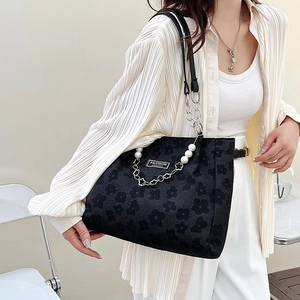 Grand sac cabas en jacquard noir avec fleurs en relief et chaîne de perles décorative