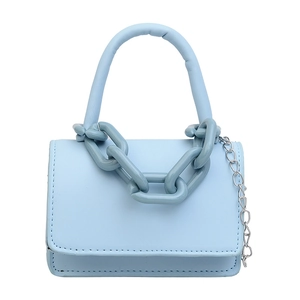 Petit sac bandoulière bleu clair en cuir avec chaîne en plastique et sangle métal