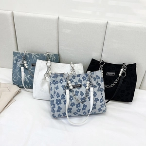 Grands sacs cabas à motifs floraux et chaîne en perles pour la mode estivale de 2024