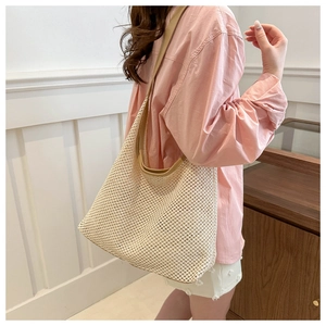 Détail du sac à bandoulière tissé en corde de coton crème et bordure en cuir kaki