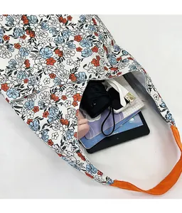 Détail de l'intérieur du sac fourre-tout à fleurs montrant sa grande capacité