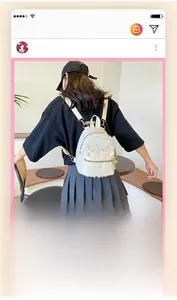 Detailansicht eines Mini-Rucksacks in Off-White mit Spitzenblumen und Pailletten-Dekor